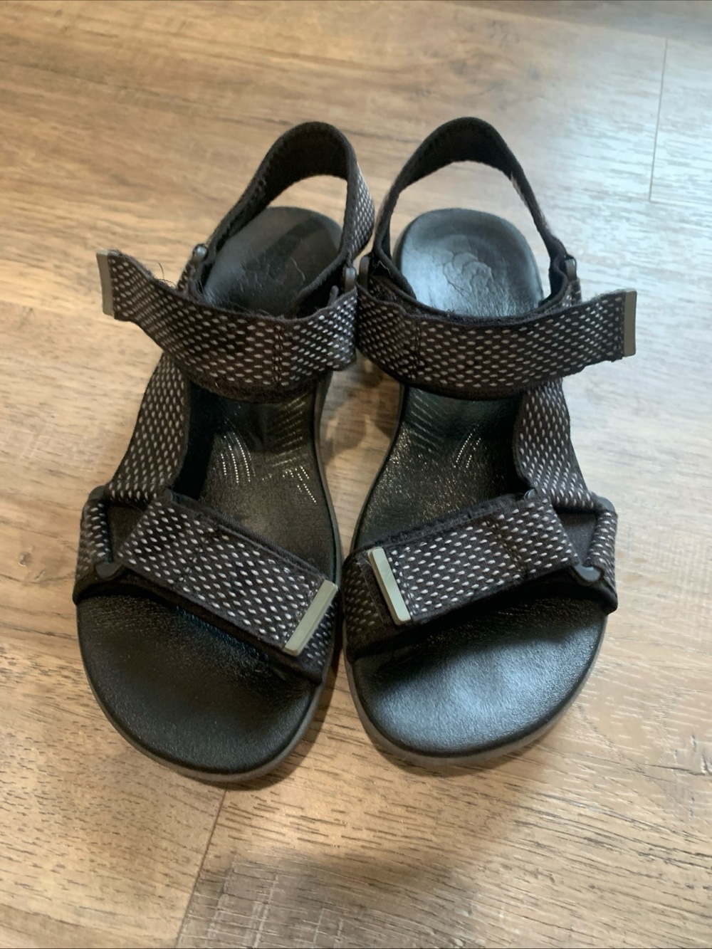 Clarks Sz 6 Women's Black Adjustable Strappy Sandals